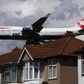 En Boeing 747 fra British Airways ses her under indflyvning til Heathrow Airport ved London. Arkivfoto: AP Photo/Alastair Grant.