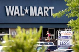 Walmart er så stor, at selv så besparelser slår igennem med store tal. Således også skiftet fra elpærer til LED-lys. Foto: Wes Pope/The Santa Fe New Mexican via AP