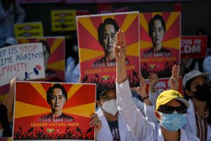 Aung San Suu Kyi er blevet præsenteret for en ny sigtelse, mens demonstrationerne fortsætter i Myanmar
