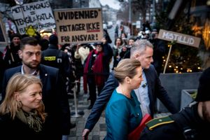 Danmark har fået en ny radikaliseret gruppe i befolkningen, som vil leve videre efter coronapandemien. Det er systemskeptikere, som var en del af mængden, der demonstrerede, da statsminister Mette Frederiksen torsdag skulle afhøres i Minkkommissionen.   
