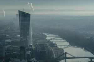"Siloen" - Den Europæiske Centralbanks hovedkvarter i Frankfurt am Main bliver frem til den 31. oktober 2027 Christine Lagardes arbejdsplads. Foto: AP/Boris Rössler
