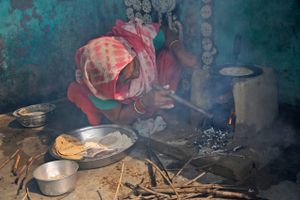 Henved 3 mia. mennesker verden over har ikke mulighed for at lave mad ved hjælp af rent brændsel, og det koster årligt flere end 4 mio. menneskeliv; heraf en tredjedel i Indien. Foto: AP/Manish Swarup