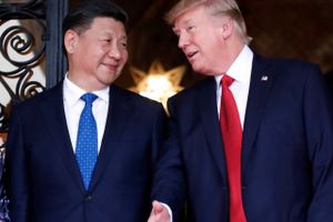 Kun få uger har det taget Kina og USA at indgå en handelsaftale. Præsident Donald Trump (t.h.) ser den som en "gigantisk sejr", men præsident Xi Jinping står efter manges opfattelse som den virkelige vinder. Foto: AP/Alex Brandon
