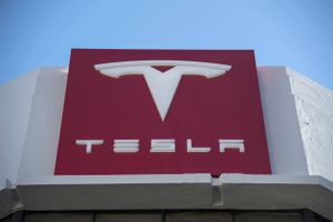 Tesla er på vej ud af sit produktionshelvede og regner med at kunne producere 5000 stk. af Model 3 om ugen inden udgangen af denne måned. Foto: David Paul Morris/Bloomberg .