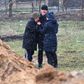 Overlevende i Butja samles om en massegrav i byen. Ukraines udenrigsministerium har offentliggjort ca. 2.000 navne på russisk personel, som. den ukrainske efterretningstjeneste hævder. har begået krigsforbrydelser i netop Butja. Foto: Sergei Supinsky/AFP