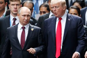 Putin og Trump har tidligere mødt hinanden i margenen af andre topmøder. Her ses de ved APEC-topmødet i Vietnam i november sidste år. Foto: AP/Jorge Silva