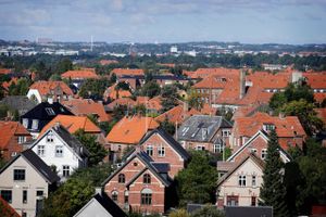 Med en ny klimaplan sætter Danske Bank mål for CO2-reduktioner hos boligejere og de mest CO2-udledende industrier som shipping, olie og cement.