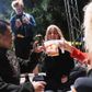 At baren lukker til midnat, fik ikke – fra venstre – Søren Sørensen, Markus Mortensen og Molly Bloch Tatnell til at slutte festen tirsdag nat. Den blev i stedet flyttet til en park på Nørrebro. Foto: Gregers Tycho