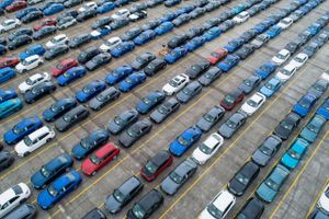 Manglen på chip ramte især den britiske produktion af biler sidste år. Her biler parkeret på havnen i Southampton i Storbritannien. Foto: Bloomberg/Jason Alden