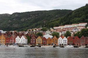 En af Norges smukkest beliggende byer er omgivet af fjelde lige ud til fjorden. Bergen er dog også kendt for store mængder nedbør, men tager du af sted i det sene forår, er der formentlig solskin i sigte.  