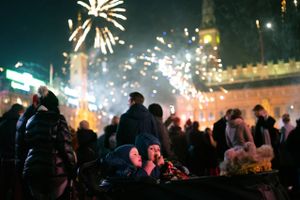 Festklædte mennesker fejrer nytåret med fyrværkeri og fest i det centrale København. Foto: Andreas Merrald 
