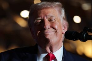 Bliver det Netflix der vinder - eller bliver det Trumps venner, der gerne vil gøre kritiske tv-stationer mere konservative?