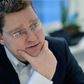 Klima- og energiminister Rasmus Helveg Petersen (RV) erkender, at den faldende elpris driller.