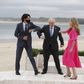Monty Pythons ministerium for gakkede gangarter inspirerede tilsyneladende covidhilsenerne, da Boris Johnson og hans kone, Carrie, bød G7-gæsterne velkommen, her Canadas premierminister, Justin Trudeau, i Carbis Bay, Cornwall. Foto: Phil Noble / AFP