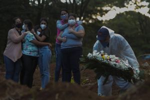 Endnu en begravelse af en coronapatient finder sted på kirkegården Vila Formosa i São Paulo i Brasilien. Landet har netop overstået sin hidtil værste måned med over 66.000 dødsfald. Det er over dobbelt så mange som den hidtil værste måned. Hospitalerne er overfyldt, og det tvinger lægerne til at tage vanskelige beslutninger om, hvem der skal have livreddende hjælp. Foto: Miguel Schincariol/Ritzau Scanpix