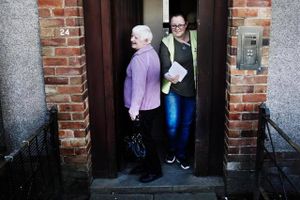 Lorrna Cahill går fra opgang til opgang i St. Columba Gardens-kvarteret i Dundee og deler valgmateriale ud.