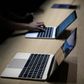 Apple tilbyder at reparere defekte Mackbook-tastaturer gratis. Foto: Eric Risberg/AP
