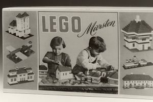 Lego æske fra 1953 hvor Kjeld Kirk Kristiansen og hans søster Gunhild er modeller