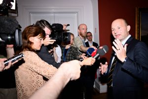 Flere kilder i blå blok sætter nu spørgsmålstegn ved Søren Pape Poulsens lederevner, efter at han efter dages tøven torsdag afviste at ophæve Claus Hjort Frederiksens immunitet. Den politiske ordfører afviser kritikken. 