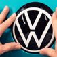 Volkswagen-koncernen er en af de bilkoncerner, der gradvist begynder at genåbne fabrikker fra på mandag. Foto: AP