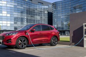 Plugin-hybrider har taget danskerne med storm, og er den mest solgte biltype over både elbiler og benzin- og dieseldrevne. Registreringsafgiften på netop plugin-hybriderne stiger dog til nytår.