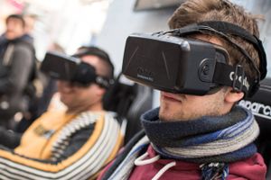 Zwei Besucher schauen am 17.03.2015 auf der CeBIT in Hannover (Niedersachsen) mit der Virtual Reality Datenbrille "Oculus Rift" ein Video. Photo by: Ole Spata/picture-alliance/dpa/AP Images