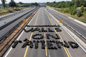 Kriseramte franske landmænd tænder bål i gaderne, spærrer motorvejene og blokerer for fødevareimport fra Tyskland og Spanien.