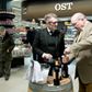 Meny-kæden under Dagrofa, der har Jørgen Nielsen (i midten) som kødedirektør, vil bruge Dankortet til at fastholde kunderne.