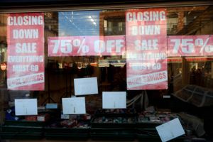 47 butikker lukkede dagligt i Storbritannien i 2022. Det er ny rekord og endnu et kapitel i fortællingen om en detailbranche i krise, lyder det. 