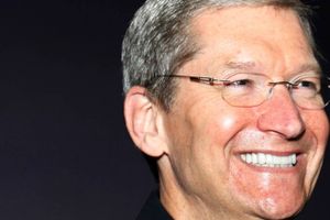 »Jeg er stolt over at være bøsse,« skrev Apples topchef en helt almindelig torsdag i et amerikansk magasin. Tim Cook er den første leder af et Fortune 1000-selskab til at springe ud. Det bør inspirere danske direktører, lyder det.