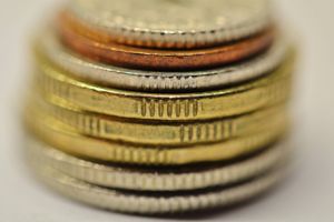 Østjydsk Bank er kommet et godt stykke af vejen i sin genopretningsplan, men regner fortsat med at skulle gennemføre en kapitalforhøjelse for at komme ubalancen i kapitalstrukturen til livs.