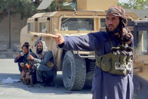 Pentagon afviser, at Taliban kontrollerer noget af den militære del af lufthavnen eller indgangene.