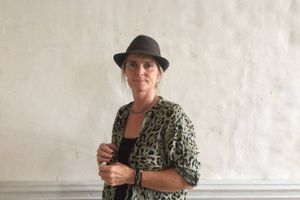 Efter 25 år i Danmark og 30 år i Sverige, senest som kunstkurator, er 55-årige Kalinka Ussing nået til det sted i livet, hvor hun skal beslutte, hvilket land hun ønsker at blive gammel i.