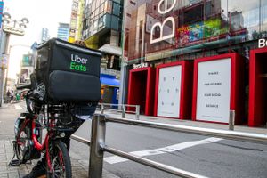 Uber Eats er blevet en fast del af Tokyos gadebillede, efter coronaepidemien lukkede landets restauranter ned i begyndelsen af april. Japan er i fuld gang med social distancering, trods det at nedlukningen er mindre striks end i Danmark. Foto: Thomas Høy Davidsen