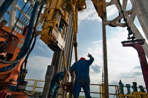 Verden mangler ikke olie, men der investeres for lidt i olieindustrien til at sikre den langsigtede efterspørgsel, og det kan skabe nye energiprischok. Foto: Bloomberg/Eddie Seal