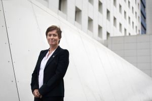 Dorte Gylling Crüger er sygehusdirektør og netop kåret til Årets Leder 2015. Hun sværger til det offentlige, til trojka-ledelse og at tale til riddere frem for kæltringe.  