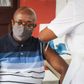Uddannelsesministeren i østaten Seychellerne, Justin Valentin, modtog den 10. januar det første skud med den kinesiske vaccine fra Sinopharm. Landet har fået 50.000 doser af vaccinen som en gave fra De Forenede Arabiske Emirater og ventes ligeledes at få 100.000 doser af Oxford/Astrazeneca-vaccinen fra Indien. Foto: Rassin Vannier/AFP