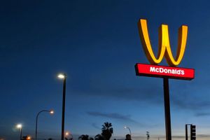 For at markere kvindernes internationale kampdag har fastfoodkædens besluttet at vende sine ikoniske buer på hovedet.