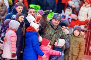 Tvangsflytning af tusindvis af ukrainske børn til Rusland har gjort Putin til en efterlyst krigsforbryder. Deportationerne er som et ekko af et af de mest grusomme kapitler af Ruslands historie under Stalin. Men i Rusland er de et bevis på det diametralt modsatte.  