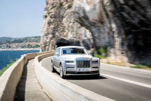 Kunderne er villige til at betale mere for skræddersyede luksusbiler. Men det kræver bedre plads til værksteder, og derfor udvider Rolls-Royce for første gang sin mere end 20 år gamle fabrik.