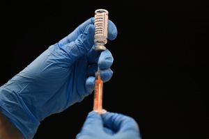 Sundhedsstyrelsen har opdateret sin vaccinationskalender, efter at en ny vaccine fra AstraZeneca er godkendt og kan tages i brug. I Nordjylland gik vaccinationen af de første +85-årige godt.