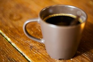 De små sorte kaffebønner bliver i stigende grad forvandlet til dampende overskud.