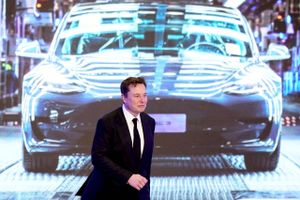 Tesla-stifter og chef Elon Musk kører i højt gear disse dage. Han sælger ud af Tesla-aktier, får global forside-hæder - og blåstempler dogecoin.  