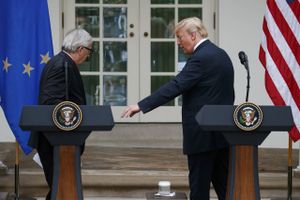 EU og USA præsenterede onsdag aften til alles overraskelse en aftale om at indlede handelsaftaler. PR-mæssigt er det en indenrigspolitisk sejr for Trump, men indholdsmæssigt en tynd omgang, som dog foreløbig skaber ro om handlen. 