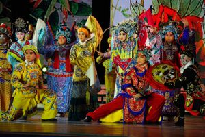 Dalian repræsenterer det nye Kina, men den traditionelle Peking Opera holdes i hævd og blev præsenteret for deltagerne i World economic Forums sommerårsmøde.