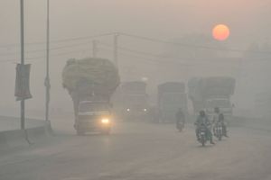 Smoggen hænger tungt over dele af Indien og Pakistan, hvor luftkvaliteten er så ringe, at det for indbyggerne svarer til at ryge en pakke cigaretter om dagen. Foto: AFP/Arif Ali  