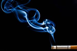 Forbrugerombudsmanden har politianmeldt tobaksproducenten Philip Morris for at reklamere ulovligt igennem et år. Philip Morris afviser anklagen.