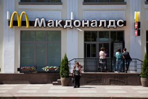 Efter Ruslands invasion af Ukraine trak flere vestlige kæder, som eksempelvis burgerkæden McDonald's, sig ud af Rusland. Som modsvar oprettede russerne russiske erstatninger af de populære brands. Nu er erstatningerne så løbet ind i problemer. 