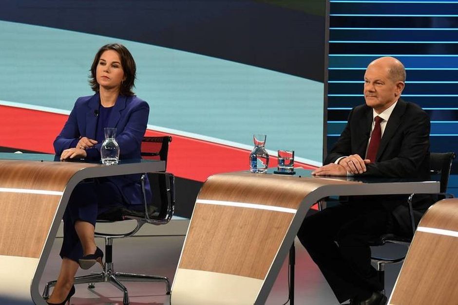 De Grønnes Annalena Baerbock og SPD's Olaf Scholz under en tv-debat. Foto: POOL/REUTERS / X80003
