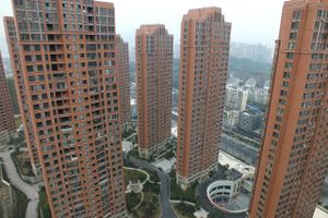 Spritnye boligblokke tårner sig op i Nanjing i Kinas Jiangsu provins, januar 2016. Men ligesom i resten af landet står mange af dem tomme - en konsekvens af landets vækstnedgang. AP Images